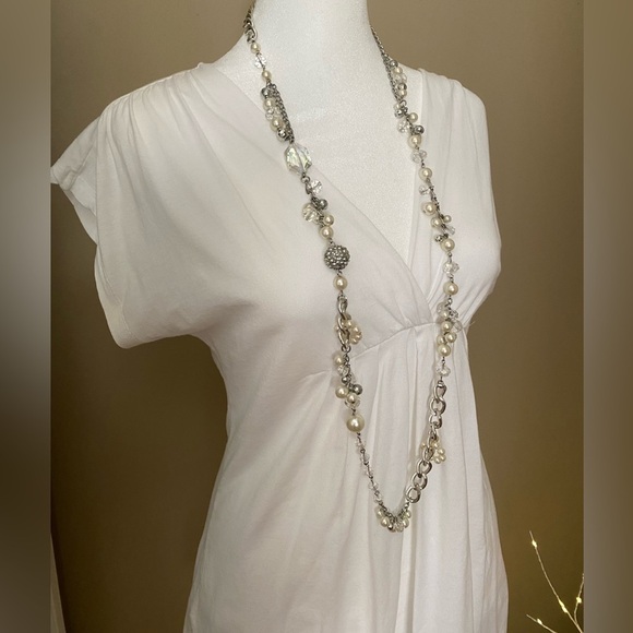 BCBG White v-neck top - Picture 3 of 9